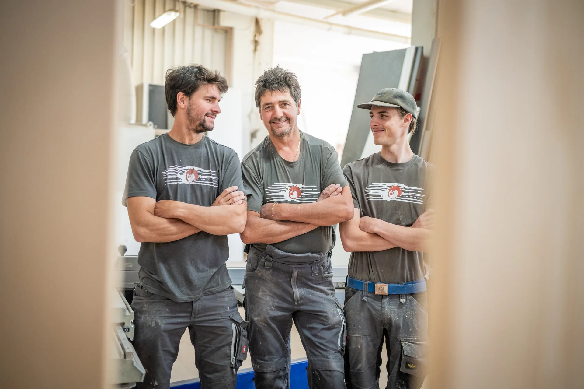 Das Team von Weger Interior in der Tischlerei in Vintl